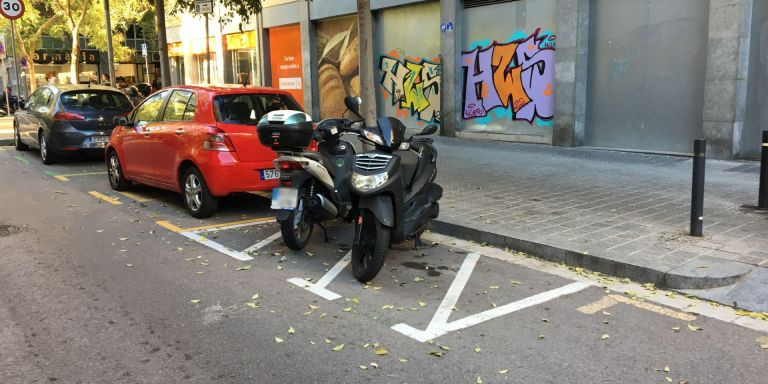 Motocicletas y turismos estacionados en la calle de Emèrita Augusta / METRÓPOLI - RP