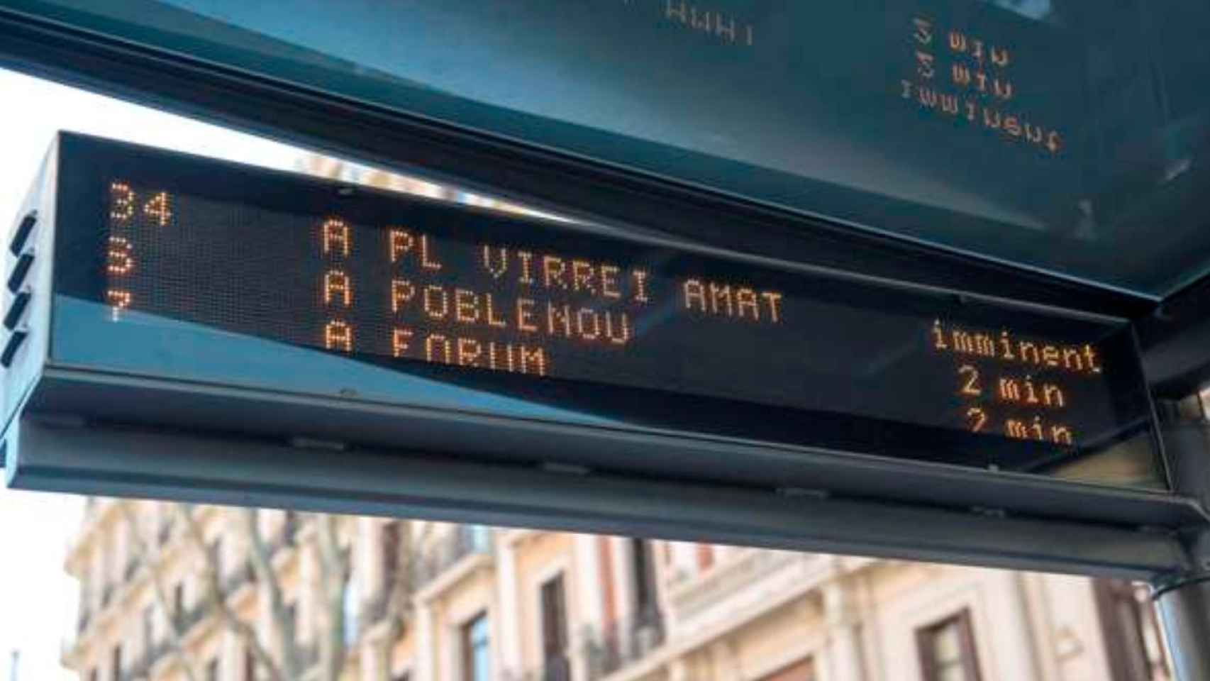 Una pantalla de autobuses en Barcelona en una imagen de archivo / TMB