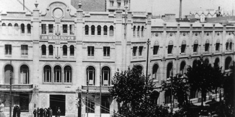 Fotografía de 1940 del edificio de L'Aliança Vella en el Poblenou / CEDIDA - MARIA FAVÀ