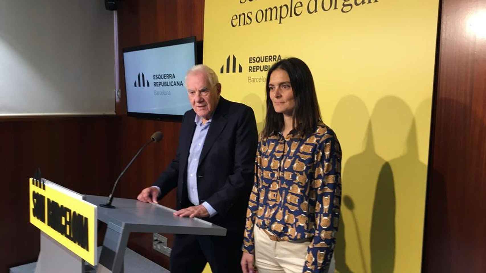 El líder de ERC en Barcelona, Ernest Maragall, junto a la futura edil republicana, Rosa Suriñach / METRÓPOLI - RP