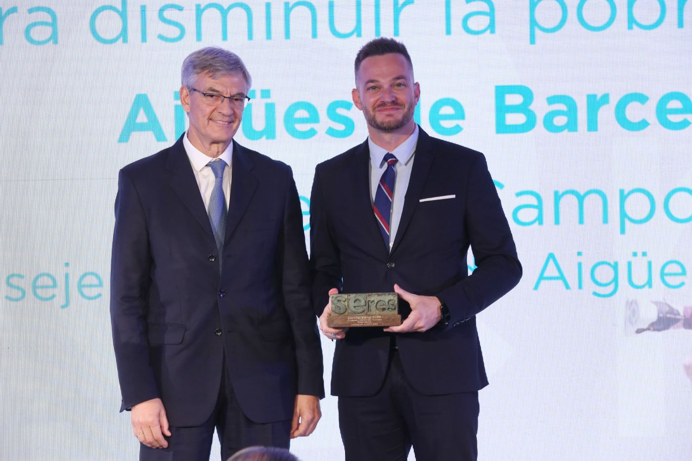El consejero delegado de Aigües de Barcelona, Felipe Campos, recogiendo el premio SERES en Madrid / AIGÜES DE BARCELONA