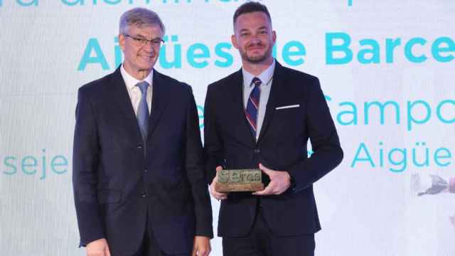 El consejero delegado de Aigües de Barcelona, Felipe Campos, recogiendo el premio SERES en Madrid / AIGÜES DE BARCELONA