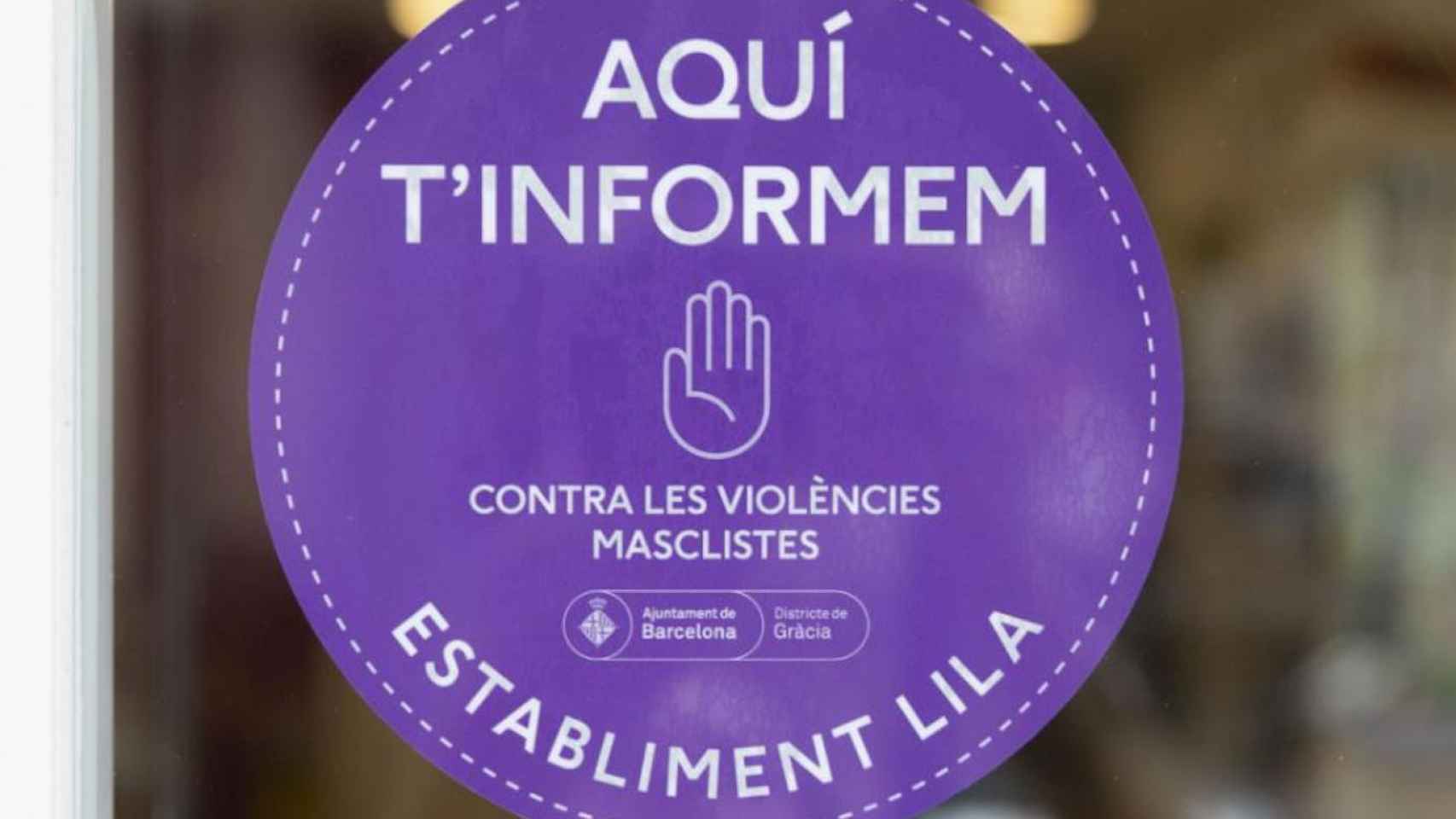 Un comercio de Gràcia con un adhesivo contra la violencia machista /  AYUNTAMIENTO DE BARCELONA