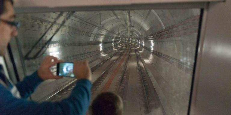 Imagen tomada desde la cabina de un metro de la L9, con el túnel en primer plano