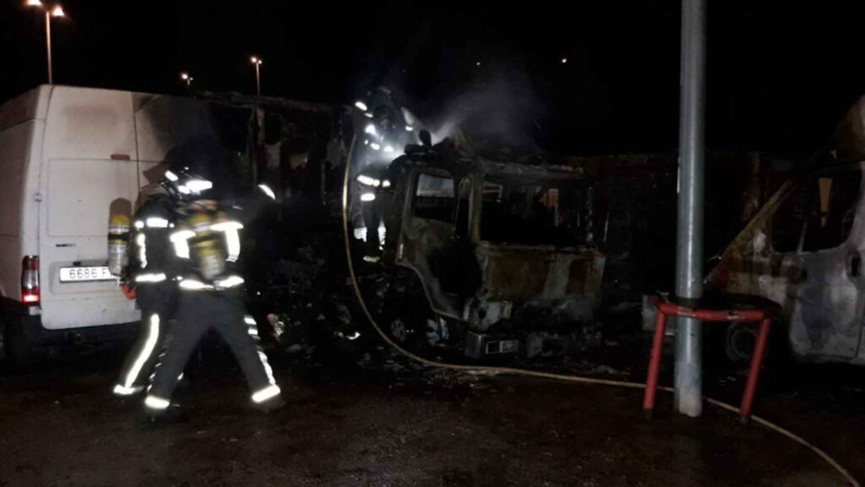 Incendio de una furgoneta en Nou Barris / BOMBERS BARCELONA