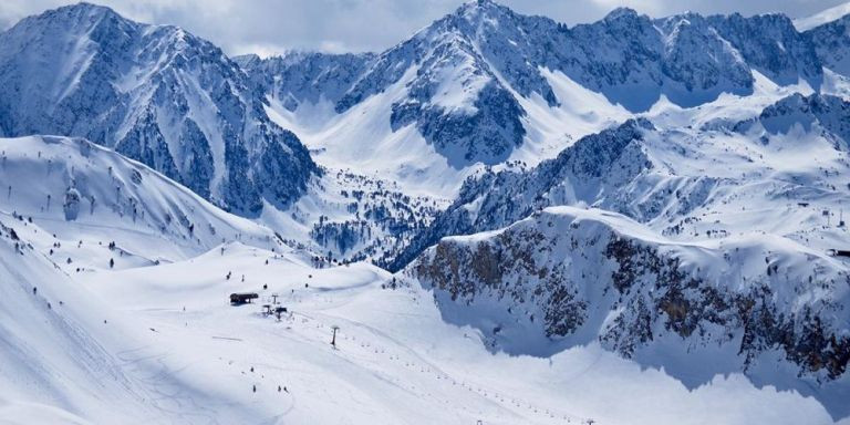 Pistas y montañas nevadas en los Pirineos, en una imagen de archivo / EUROPA PRESS