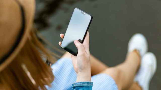 Mujer sujetando un smartphone / PEXELS