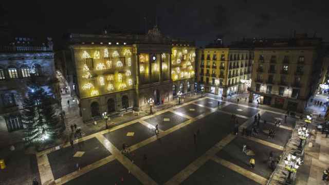 La fachada del Ayuntamiento de Barcelona, iluminada durante unas fiestas de Navidad / AYUNTAMIENTO DE BARCELONA