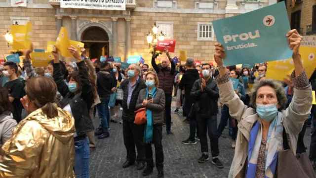 Manifestación en contra de Colau en la plaza Sant Jaume en una imagen de archivo / METRÓPOLI