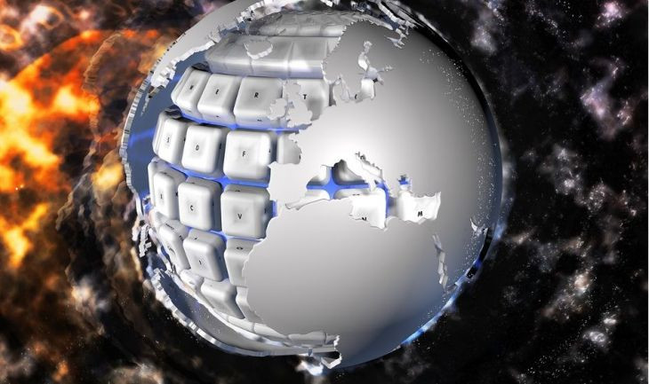 Teclado bajo un globo terráqueo