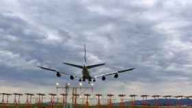 Un avión aterriza en el Aeropuerto de Barcelona-El Prat / EUROPA PRESS