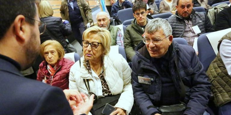 Aragonès conversa con asistentes al acto / GENCAT