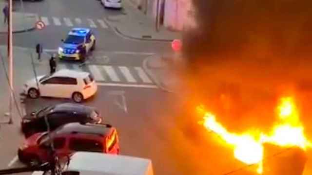 Contenedores ardiendo en el barrio del Remei de Badalona / TWITTER