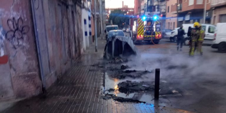 Contenedores quemados en la calle Guifré de Badalona / TWITTER