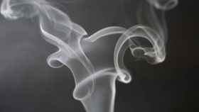 Imagen ilustrativa del humo de un cigarrillo convencional