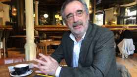 El filósofo Manuel Cruz, durante la entrevista con 'Metrópoli' en la cafetería Joséphine de Barcelona / MA