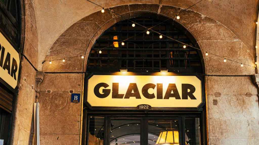 Cartel exterior del bar y restaurante Glaciar / GLACIAR