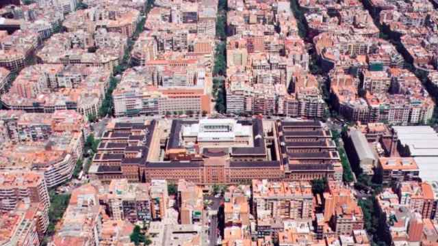 Imagen aérea del Hospital Clínic Barcelona en pleno tejido del Eixample / Cedida