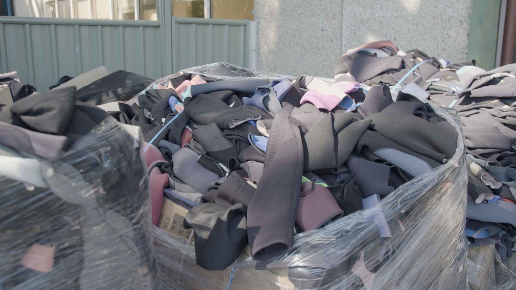 Montones de trajes de neoprenos, listos para ser reciclados / TERRACYCLE