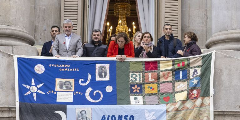 Despliegue del tapiz memorial en el Ayuntamiento de Barcelona /AYUNTAMIENTO DE BARCELONA