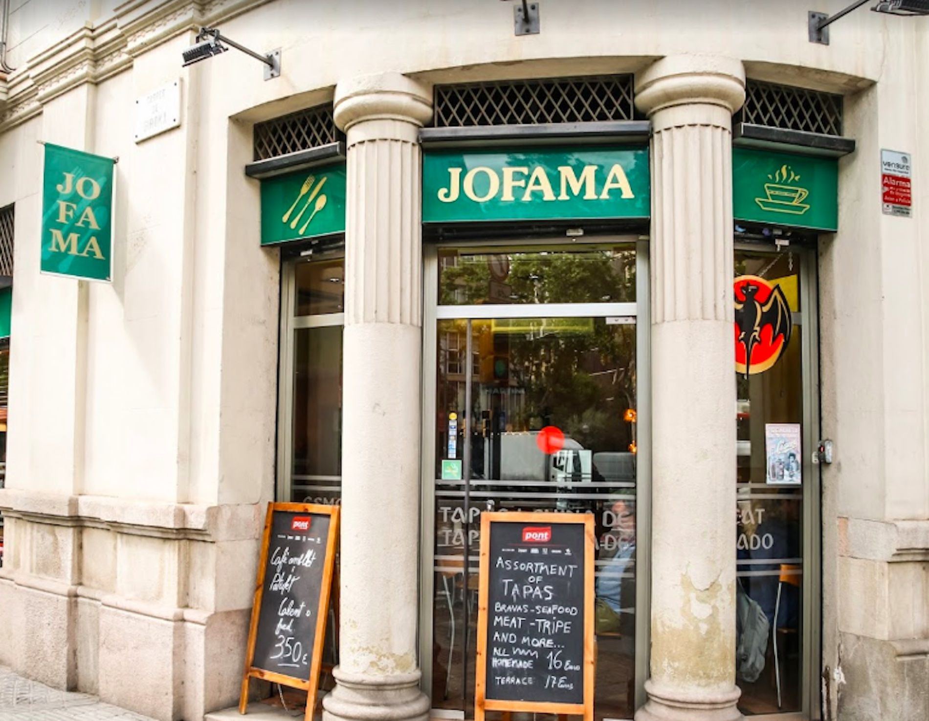 El bar Jofama cierra la persiana después de más de 70 años en l'Eixample / BAR JOFAMA