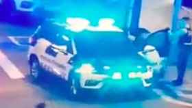 Pillan a un hombre intentando entrar a robar en un coche de los Mossos d'Esquadra / REDES SOCIALES