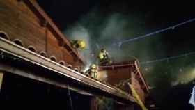 Los Bombers apagan el fuego de una chimenea en Sant Pere de Ribes / EUROPA PRESS