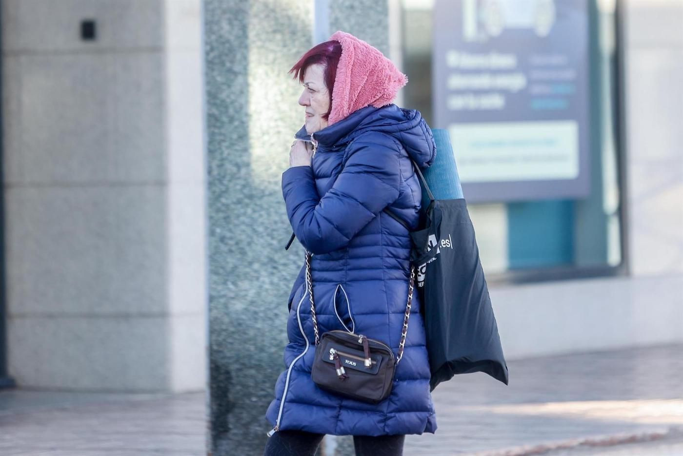 Mujer refugiándose del frío / EUROPA PRESS