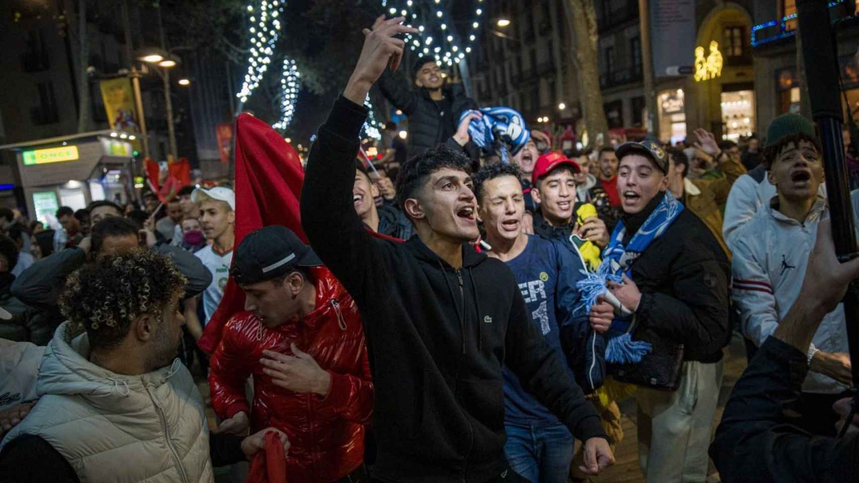 Aficionados marroquíes en La Rambla de Barcelona / EUROPA PRESS