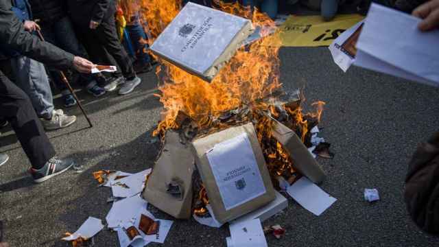 Los CDR queman réplicas de la Constitución en Barcelona / EUROPA PRESS - Lorena Sopena