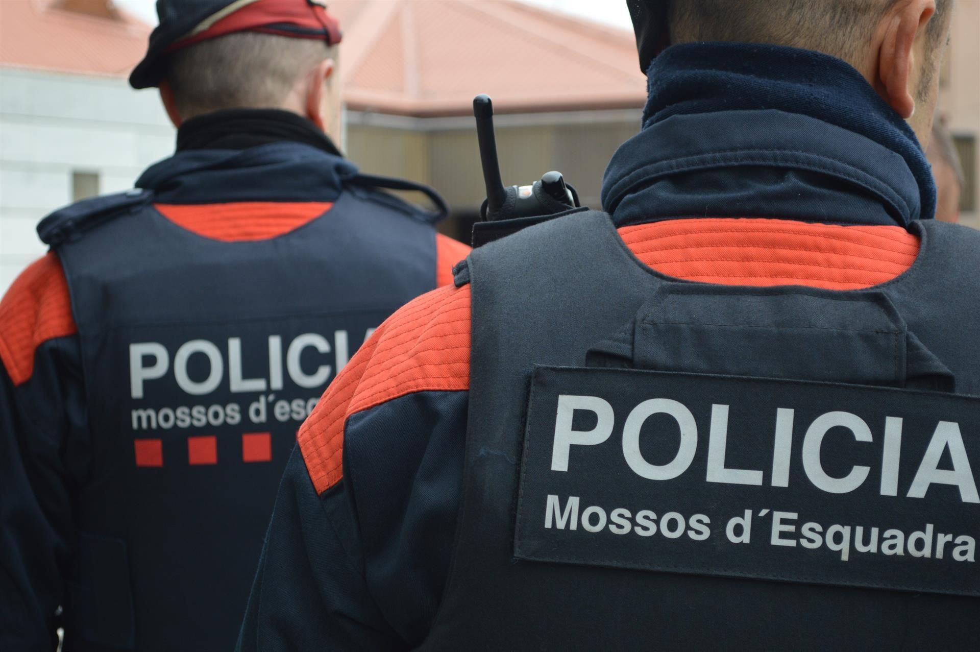 Dos agentes de los Mossos d'Esquadra en una imagen de archivo / ARCHIVO