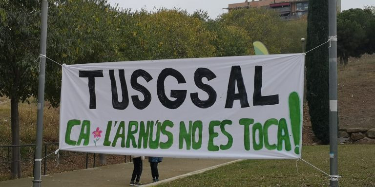 Pancarta de protesta contra Tusgsal y el proyecto urbanístico en Ca l'Arnús / TWITTER