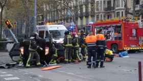 Imágenes del accidente en la Gran Via de Barcelona, donde un conductor ha quedado atrapado en el coche / LUIS MIGUEL AÑÓN