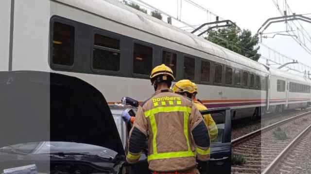 Bomberos asisten al coche accidentado en las vías del tren / BOMBERS