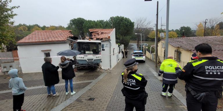 Vehículo accidentado en Sant Cugat / AJ SANT CUGAT