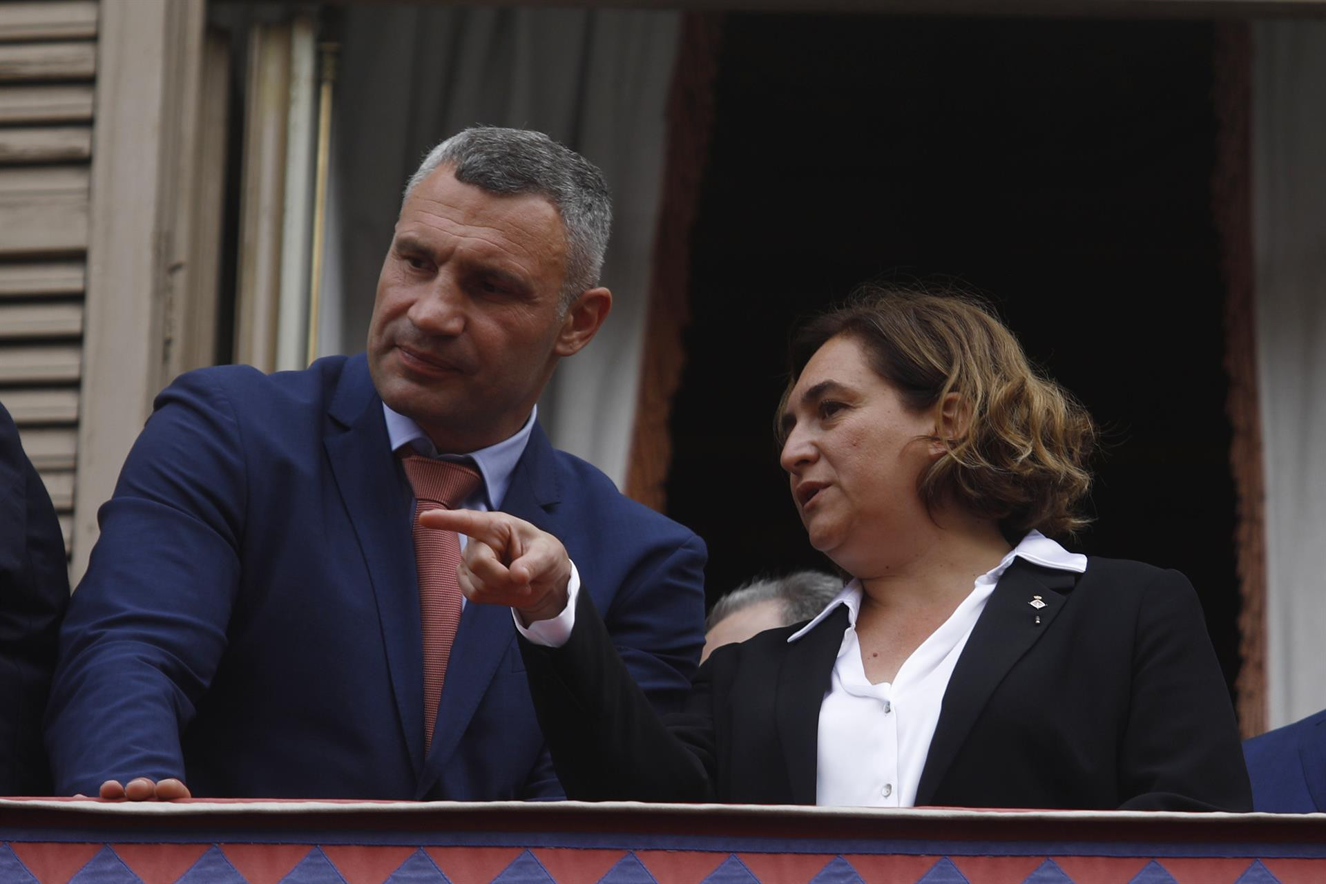 La alcaldesa de Barcelona, Ada Colau, y el alcalde de Kiev, Vitali Klitxkó, durante la celebración de las Fiestas de la Mercè / EUROPA PRESS