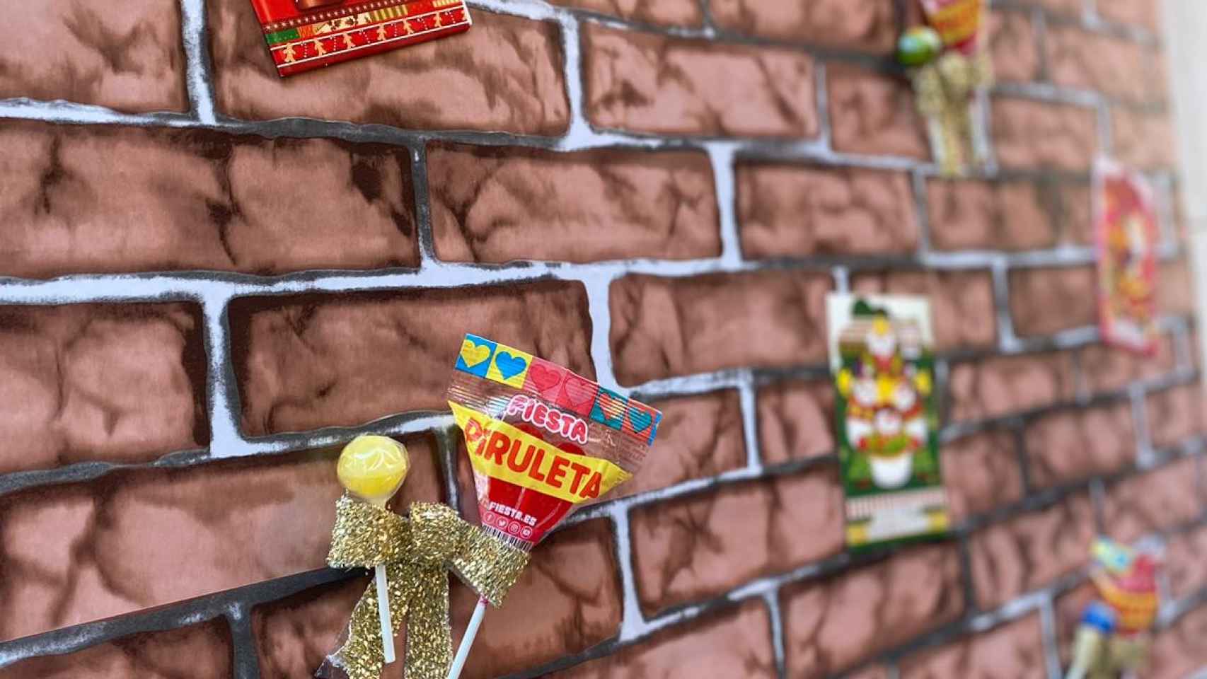 Caramelos que crecen en la pared del buzón de Papá Noel en Santa Coloma / CEDIDA