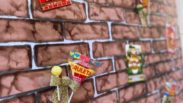 Caramelos que crecen en la pared del buzón de Papá Noel en Santa Coloma / CEDIDA