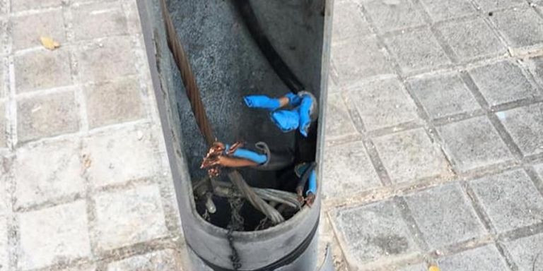 Una farola de Sant Adrià con los cables de la luz manipulados y robados / RRSS