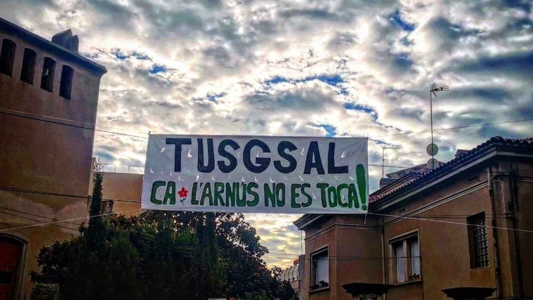 Pancarta de protesta contra los pisos proyectados en Ca l'Arnús / TWITTER