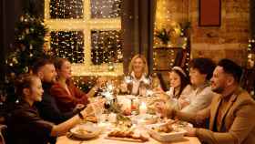 Una familia durante una cena navideña / PEXELS