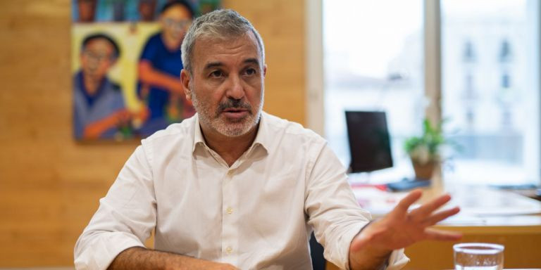 Jaume Collboni (PSC), en su despacho, durante una entrevista con Metrópoli / LUIS MIGUEL AÑÓN (MA)