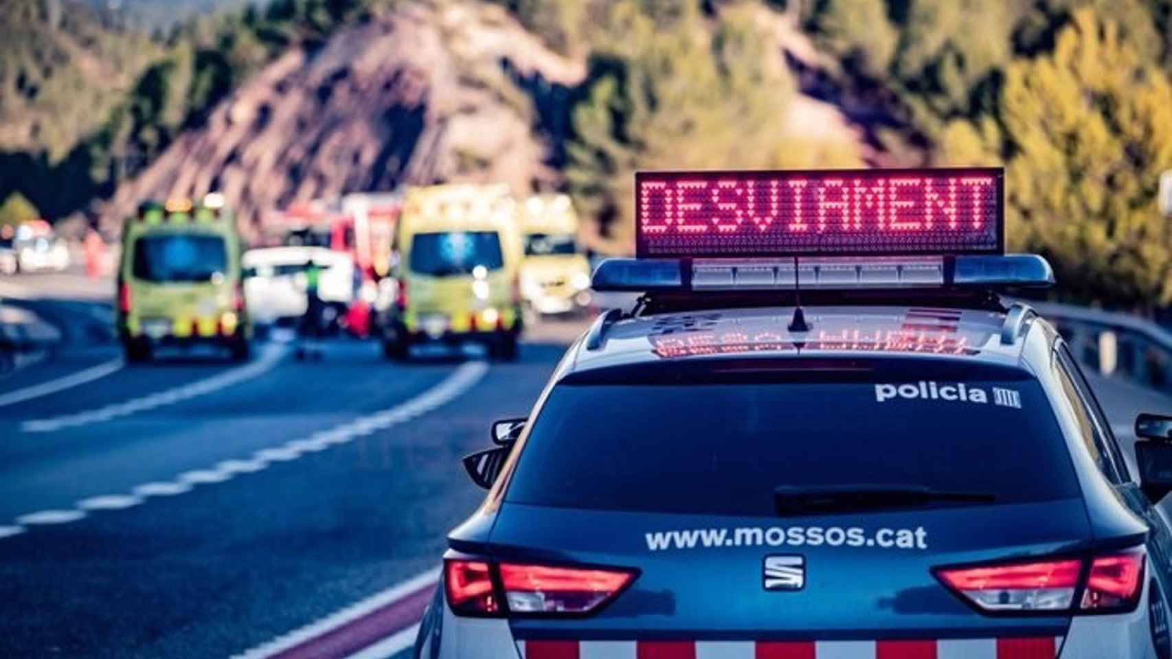 Un coche de Mossos d'Esquadra y ambulancias del Sistema d'Emergències Mèdiques (SEM) durante un accidente de tráfico en una imagen de archivo / @TRANSIT