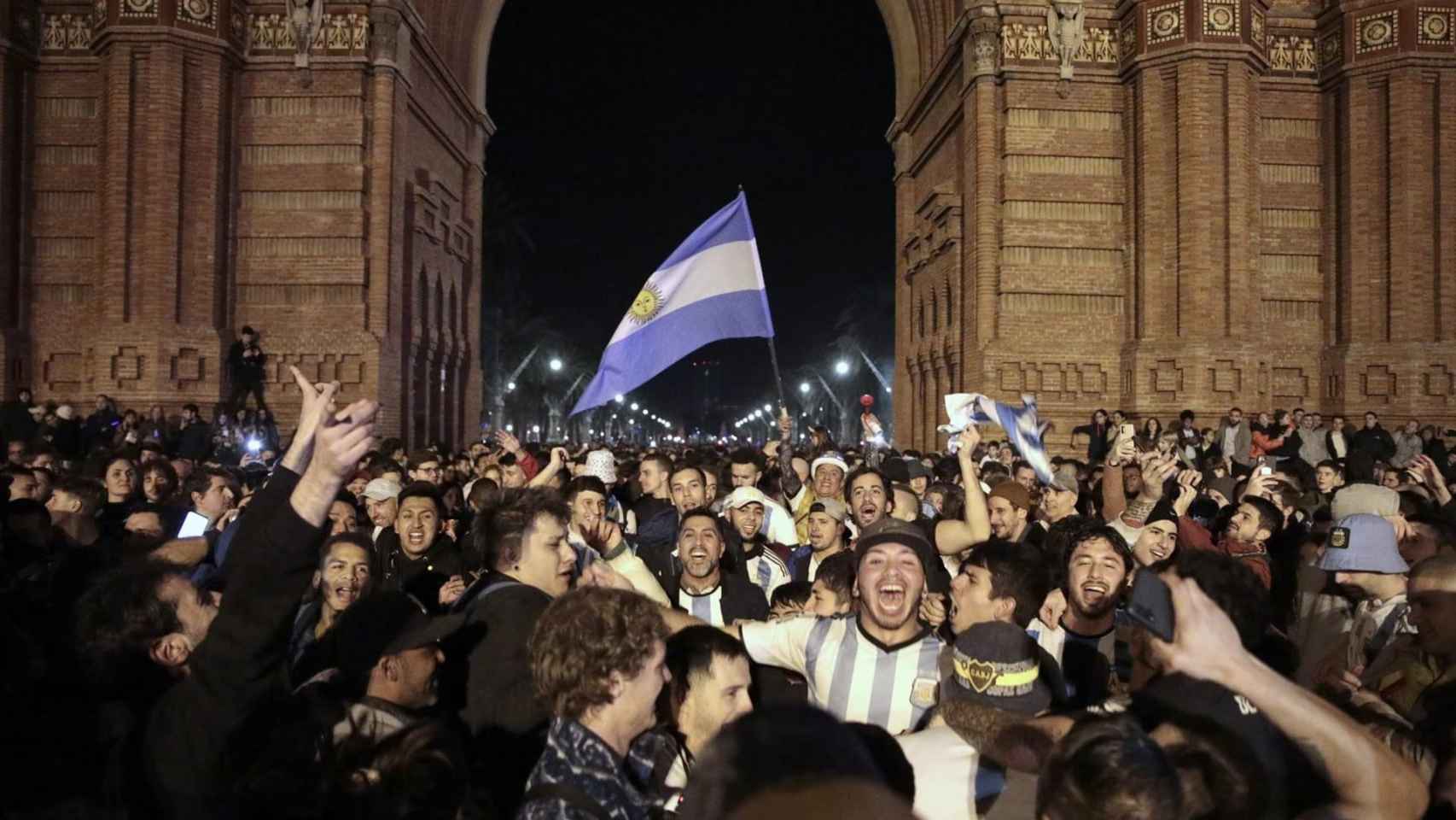 Aficionados de Argentina en el Arc de Triomf de Barcelona / EUROPA PRESS