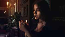 Mujer encendiendo un cigarrillo / UNSPLASH