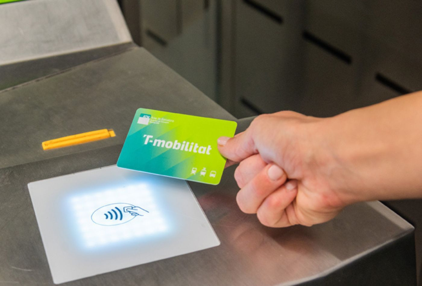 La tarjeta T-Mobilitat, que sustituirá a los billetes de metro que desaparecerán en Barcelona en 2023 / TMB