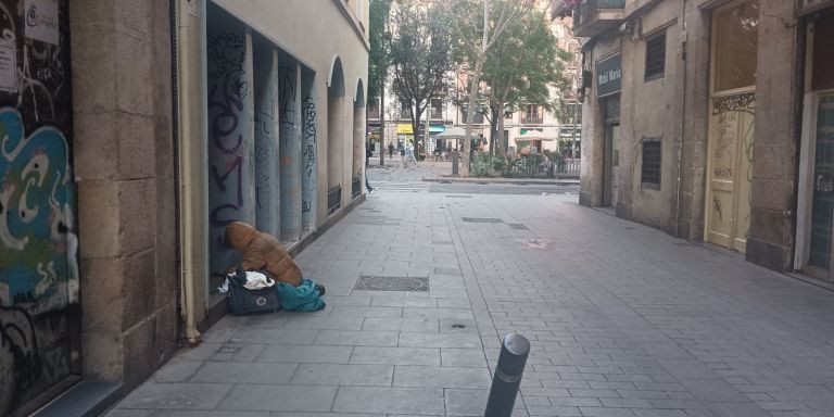 Un toxicómano pinchándose heroína en la calle donde detuvieron al asesino de Alcàsser / METRÓPOLI