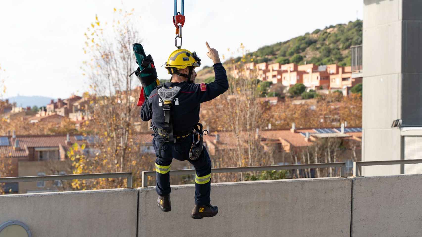 Un bombero de Badalona en una práctica / Luis Miguel Añón - Metrópoli