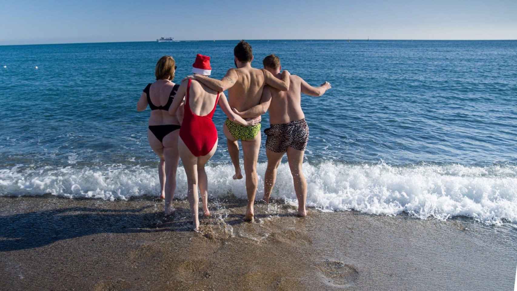 Turistas bañándose en Barcelona el día de Navidad / EUROPA PRESS