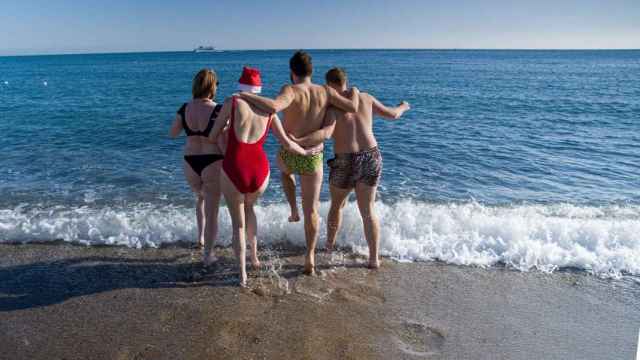 Turistas bañándose en Barcelona el día de Navidad / EUROPA PRESS